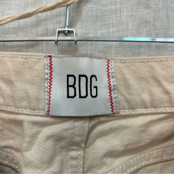 BDG High-Waisted Cowboy Jean in Cream at Urban Outfitters
BDG size 27 - Picture 12 of 16